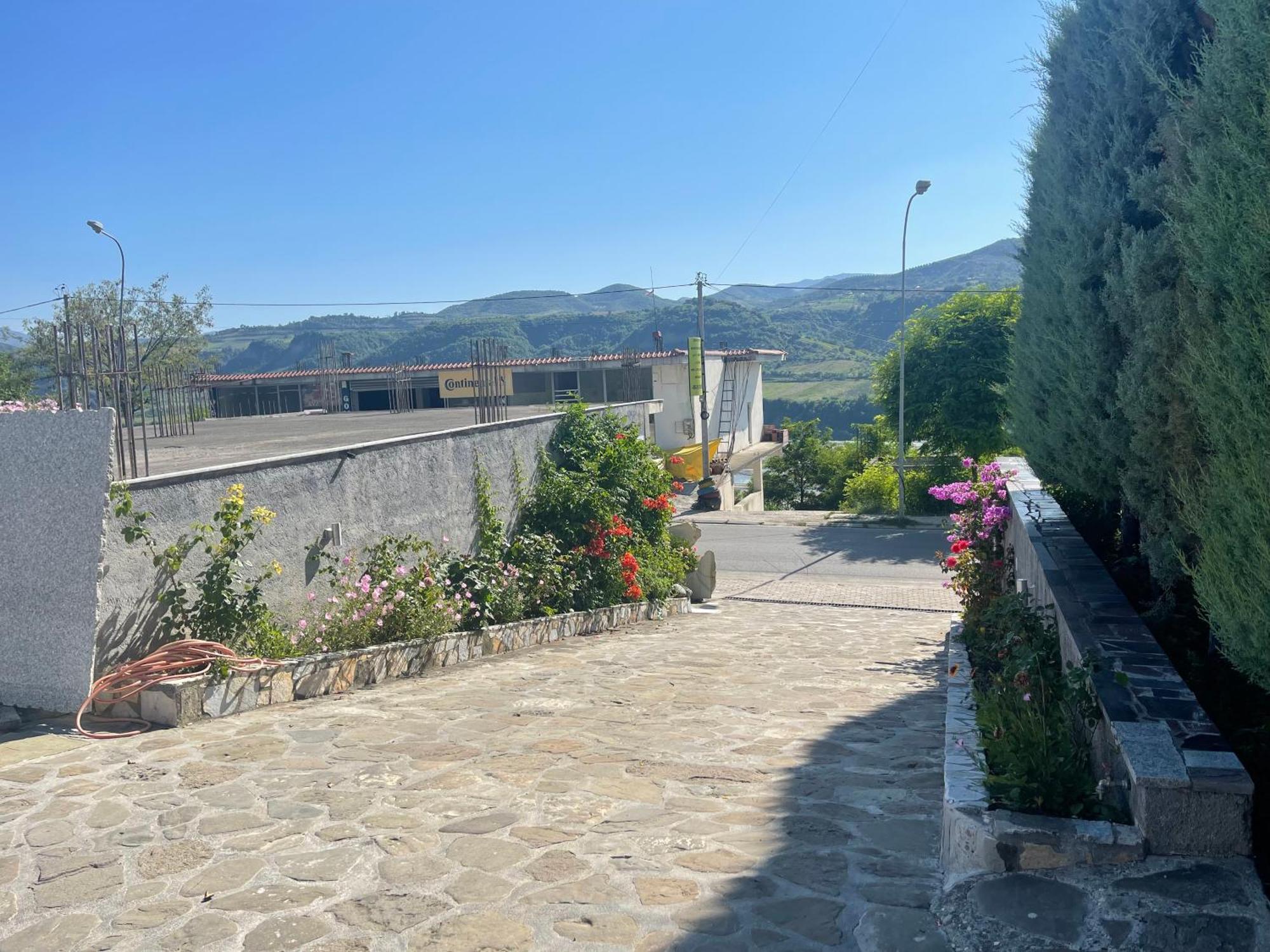Hotel Latifi Gramsh Exterior foto
